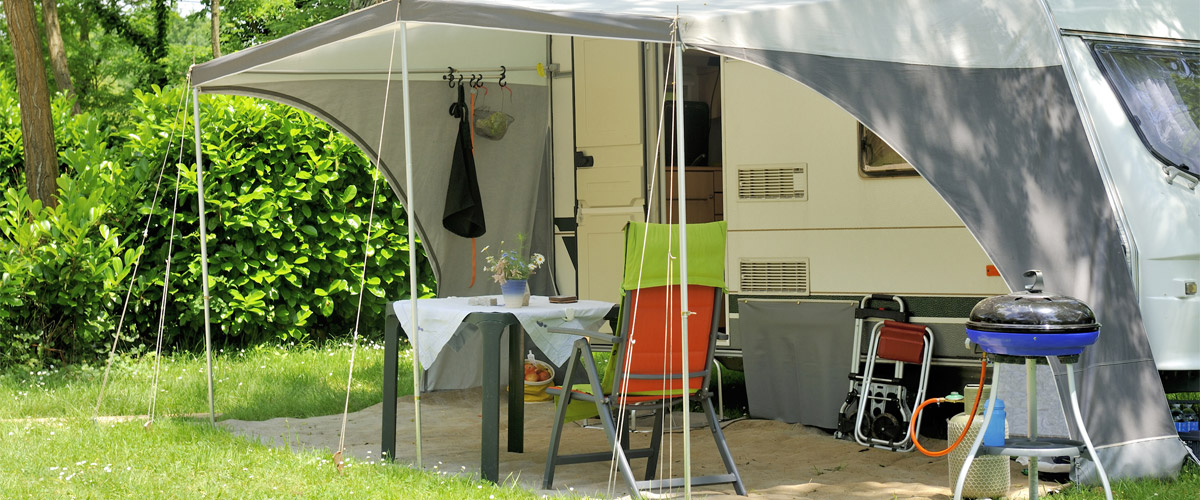 eingerichteter Wohnwagen-Stellplatz