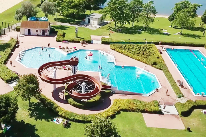 Komplex s jezerem a venkovním bazénem nabízí dva bazény a skluzavku z nerezové oceli, hřiště na plážový volejbal, trávník na opalování a část přírodního jezera.