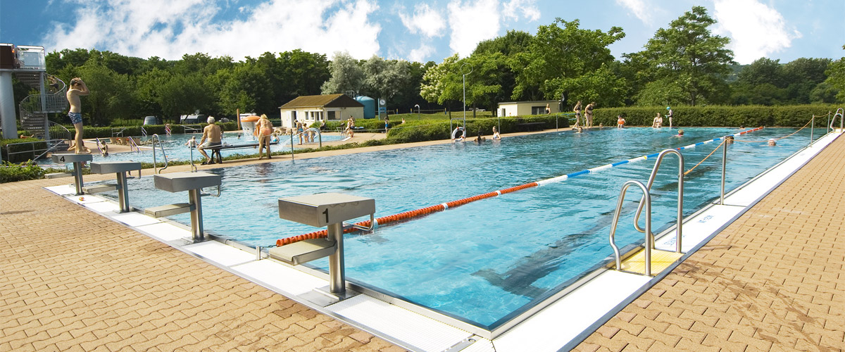 25-meter swimming pool with four diving blocks