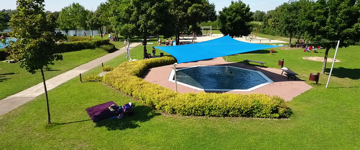 Children's paddling pool with blue sunshade