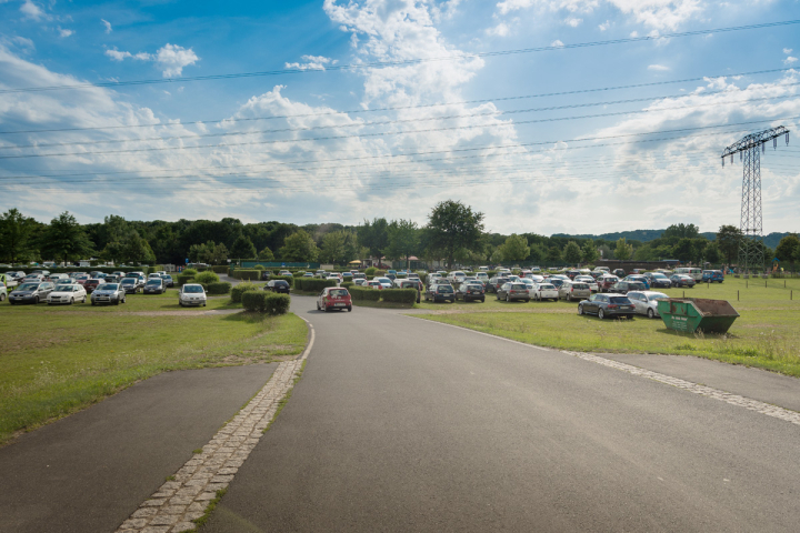 großer Parkplatz für Autos