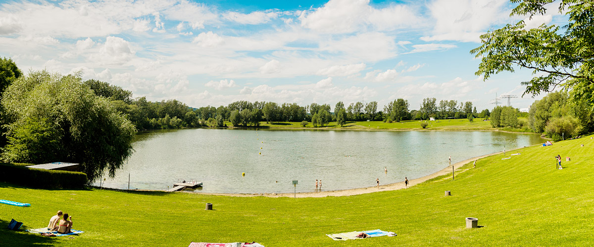 Natursee mit großer Liegewiese und Sandstrand